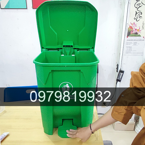 thung-rac-nhua-30L-dap-chan.jpg